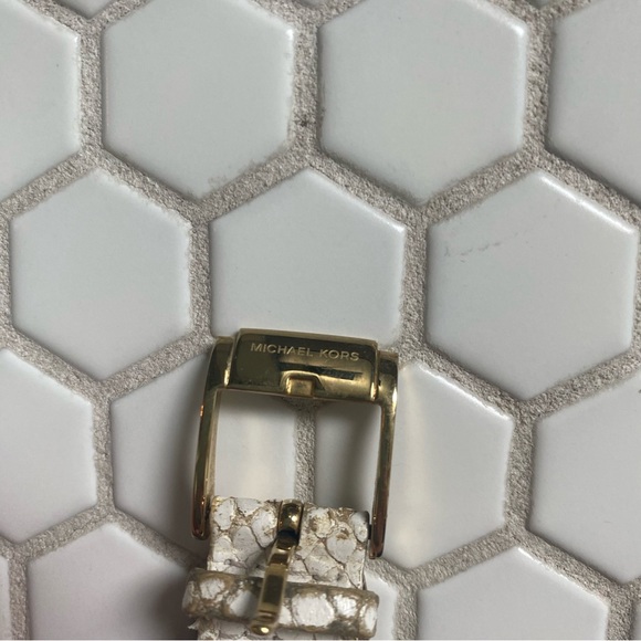 Michael Kors Watch. 5282. Leather Band. Gold Tone with Crystals - Picture 6 of 6